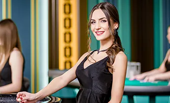 Đội ngũ chuyên gia của poker nhà cái đang làm việc và trao đổi